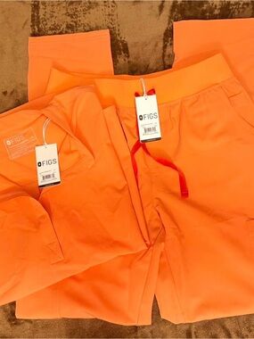Figs Technical Collection Limited Edition Sunset Drift Scrub Top with New Tags.